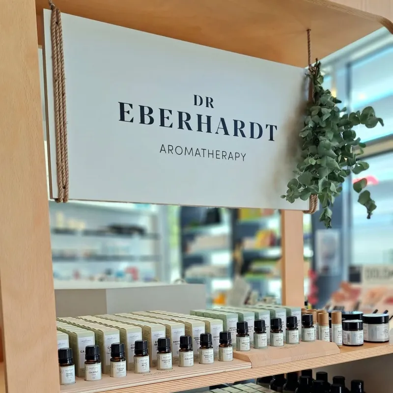 Dr. Eberhardt Aromatherapie Produkte im Apothekenregal